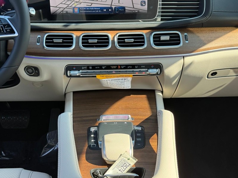 Mercedes-Benz GLE Vehicle Full-screen Gallery Image 12