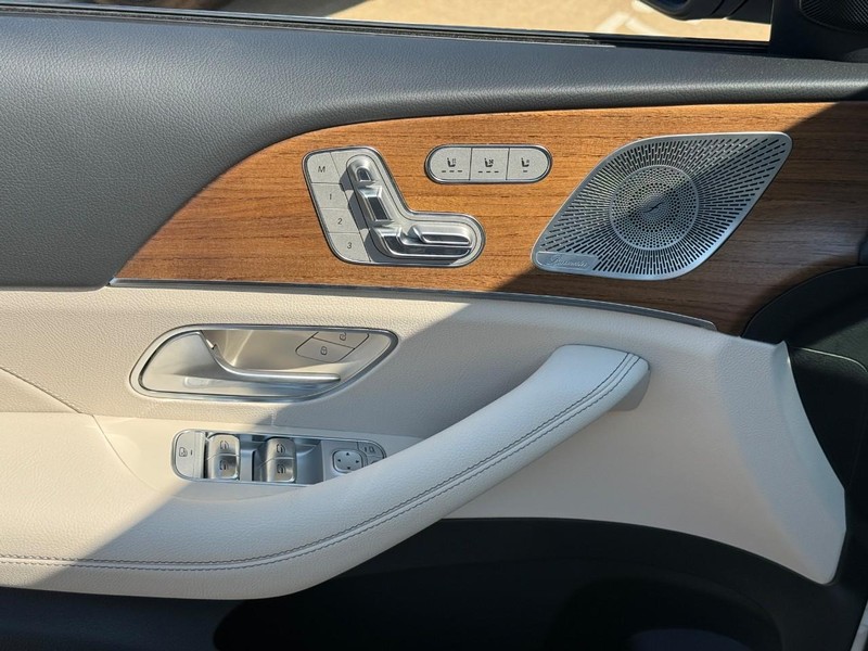 Mercedes-Benz GLE Vehicle Full-screen Gallery Image 13