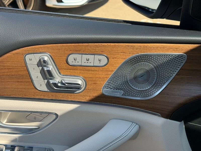 Mercedes-Benz GLE Vehicle Full-screen Gallery Image 14
