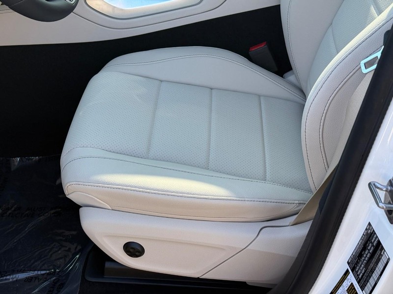 Mercedes-Benz GLE Vehicle Full-screen Gallery Image 15