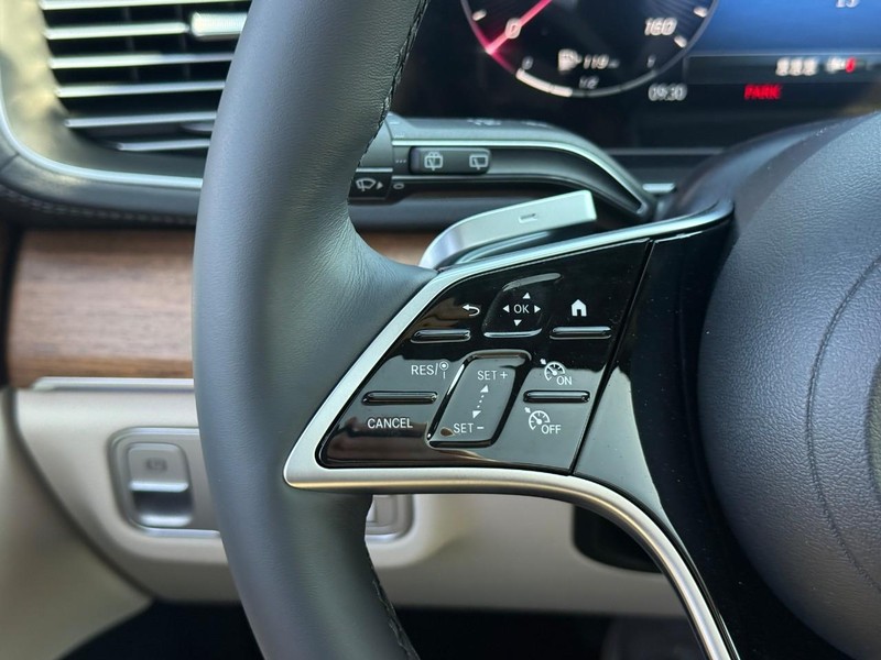 Mercedes-Benz GLE Vehicle Full-screen Gallery Image 16