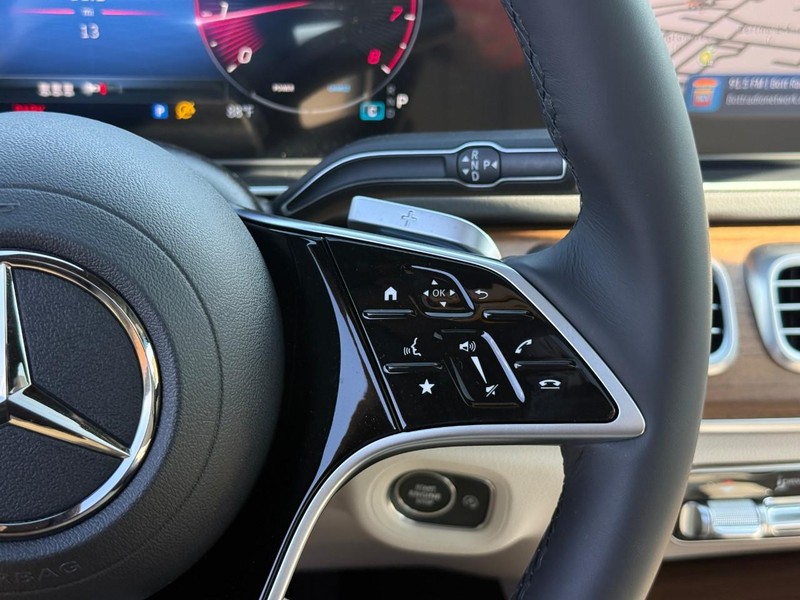 Mercedes-Benz GLE Vehicle Full-screen Gallery Image 17