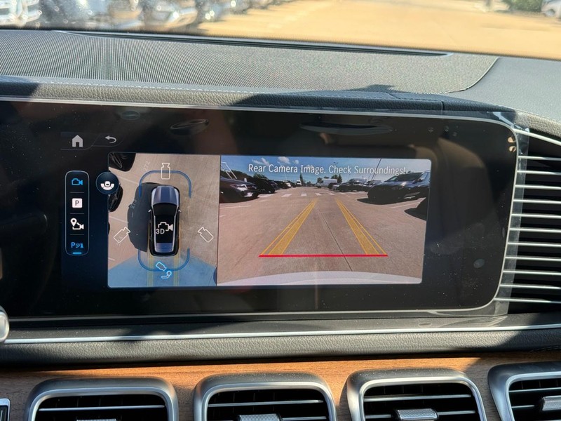 Mercedes-Benz GLE Vehicle Full-screen Gallery Image 18