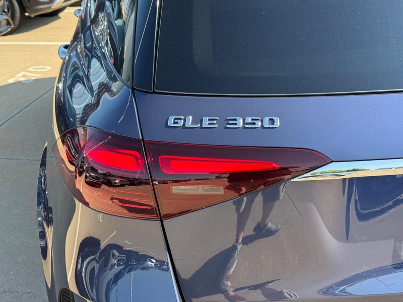 Mercedes-Benz GLE Vehicle Full-screen Gallery Image 4