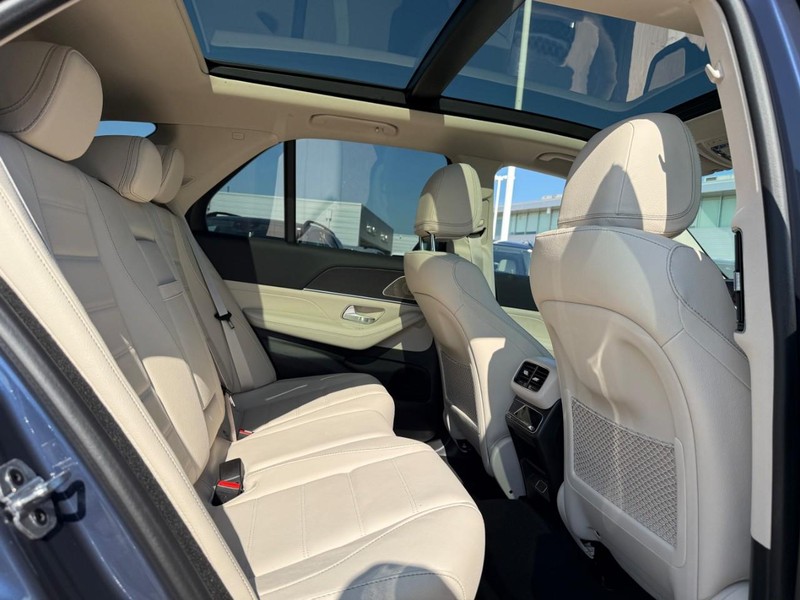 Mercedes-Benz GLE Vehicle Full-screen Gallery Image 8