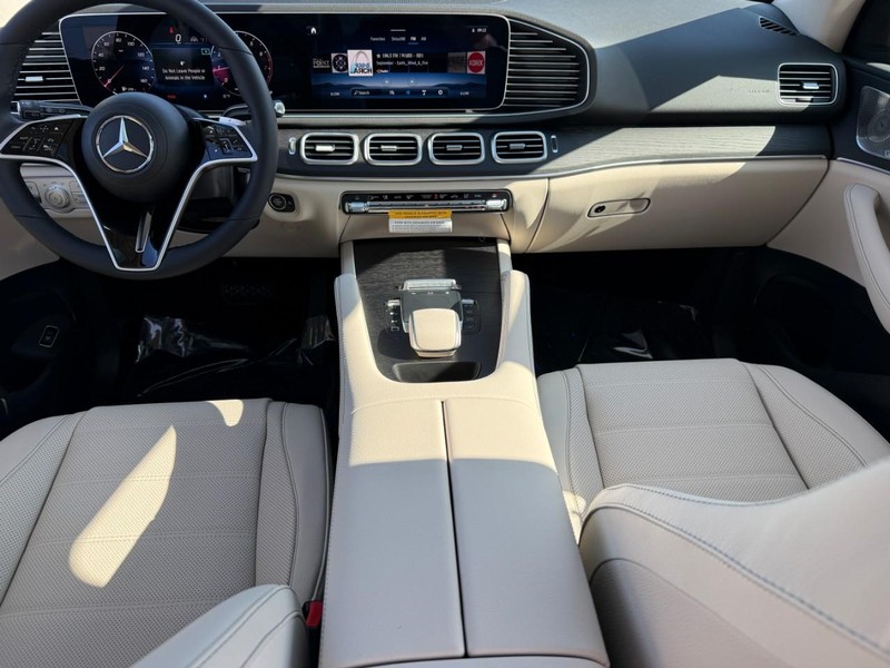Mercedes-Benz GLE Vehicle Full-screen Gallery Image 9
