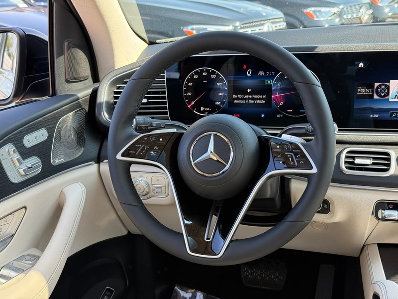 Mercedes-Benz GLE Vehicle Full-screen Gallery Image 10