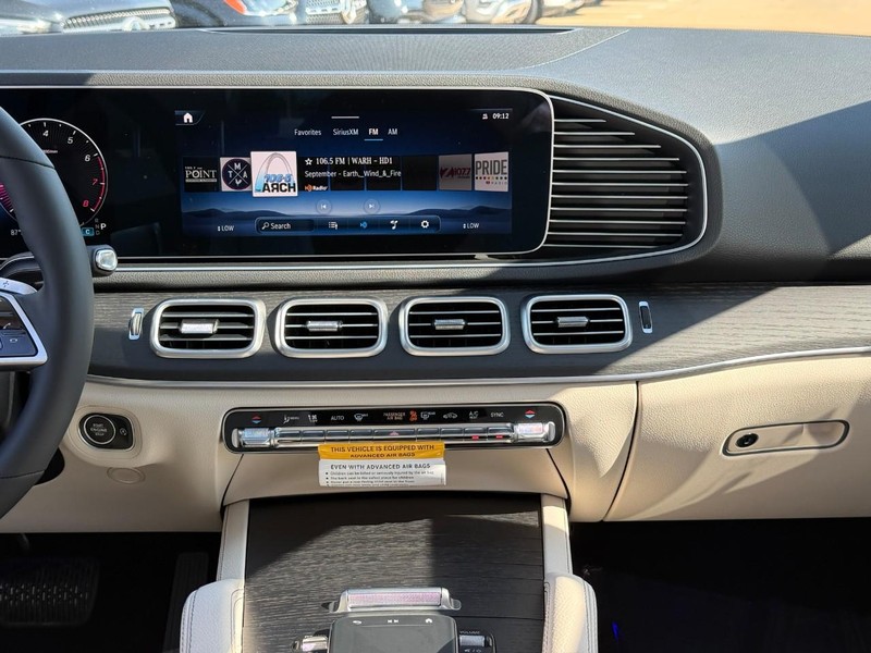 Mercedes-Benz GLE Vehicle Full-screen Gallery Image 11
