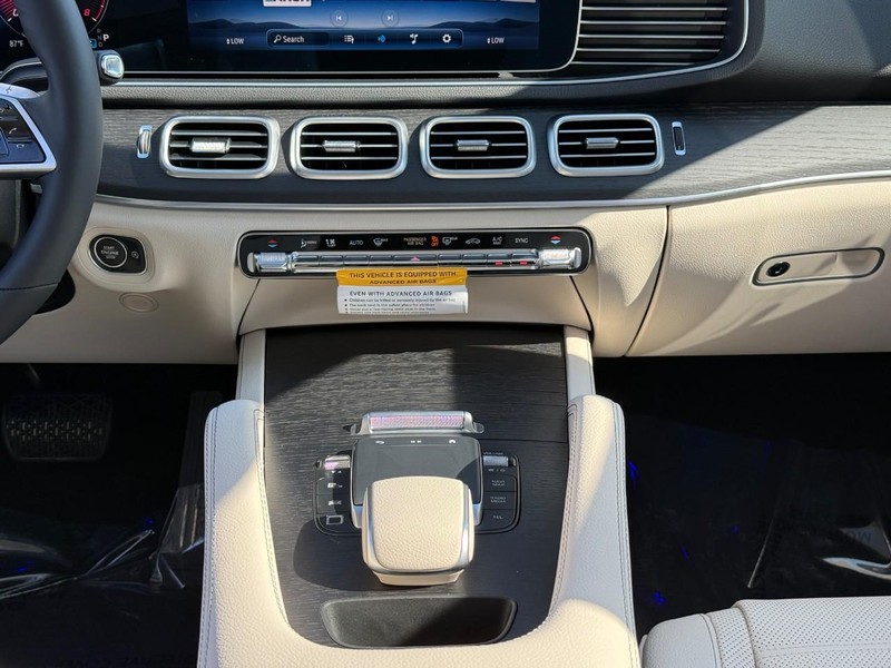 Mercedes-Benz GLE Vehicle Full-screen Gallery Image 12