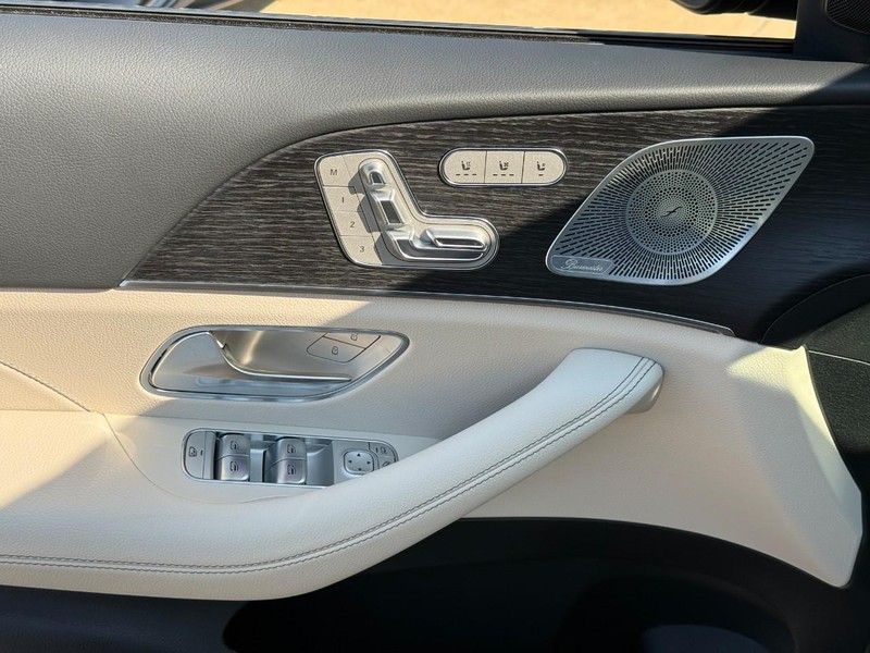Mercedes-Benz GLE Vehicle Full-screen Gallery Image 13