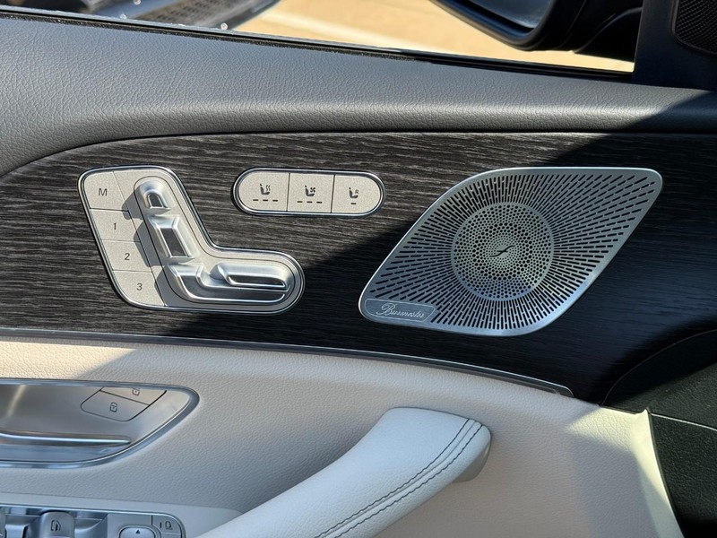 Mercedes-Benz GLE Vehicle Full-screen Gallery Image 14