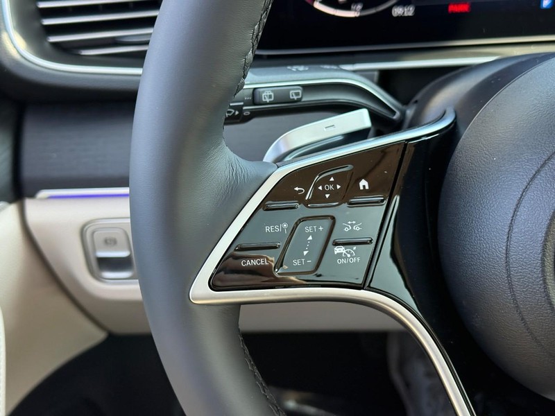 Mercedes-Benz GLE Vehicle Full-screen Gallery Image 16