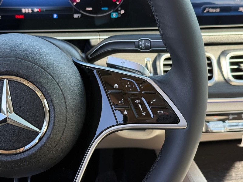 Mercedes-Benz GLE Vehicle Full-screen Gallery Image 17