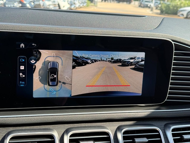 Mercedes-Benz GLE Vehicle Full-screen Gallery Image 18