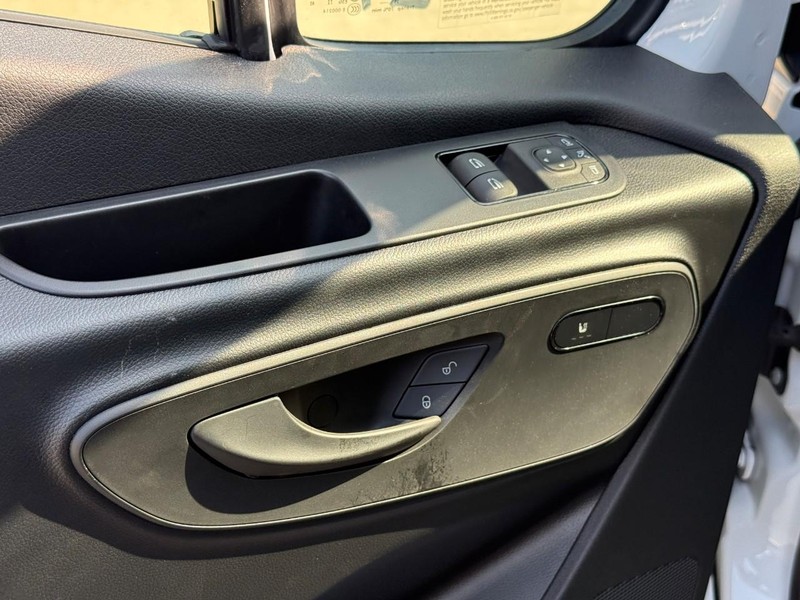 Mercedes-Benz Sprinter Van Vehicle Full-screen Gallery Image 5