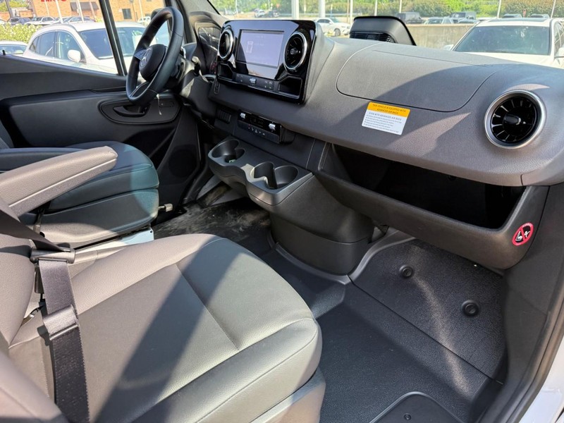 Mercedes-Benz Sprinter Van Vehicle Full-screen Gallery Image 7