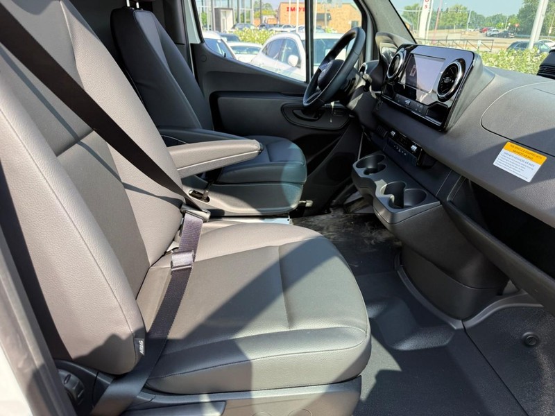 Mercedes-Benz Sprinter Van Vehicle Full-screen Gallery Image 8
