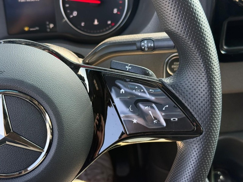 Mercedes-Benz Sprinter Van Vehicle Full-screen Gallery Image 11