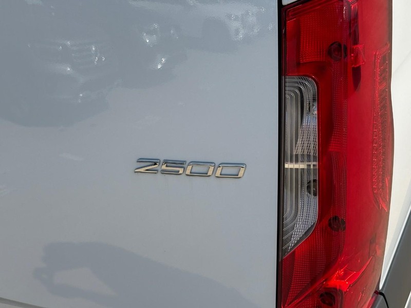 Mercedes-Benz Sprinter Van Vehicle Full-screen Gallery Image 13