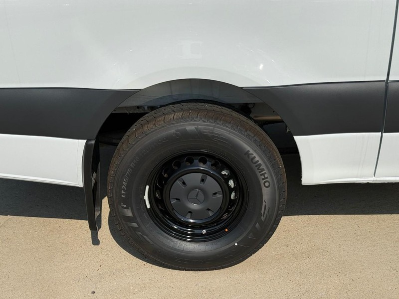 Mercedes-Benz Sprinter Van Vehicle Full-screen Gallery Image 14
