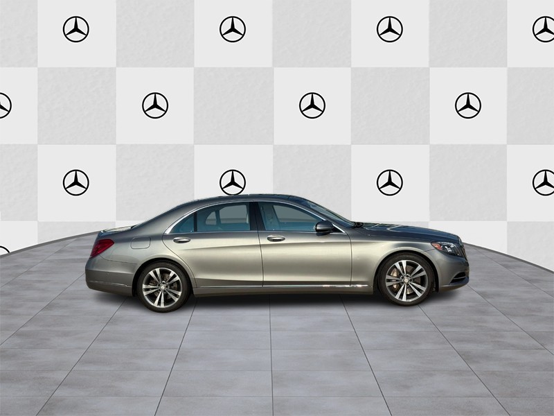 Mercedes-Benz S-Class Vehicle Full-screen Gallery Image 2