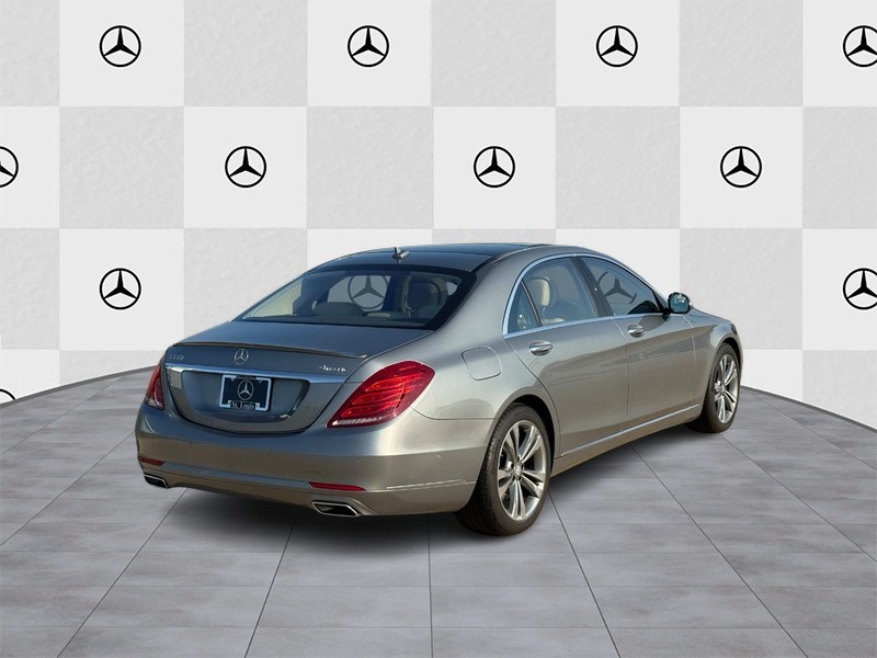 Mercedes-Benz S-Class Vehicle Full-screen Gallery Image 3