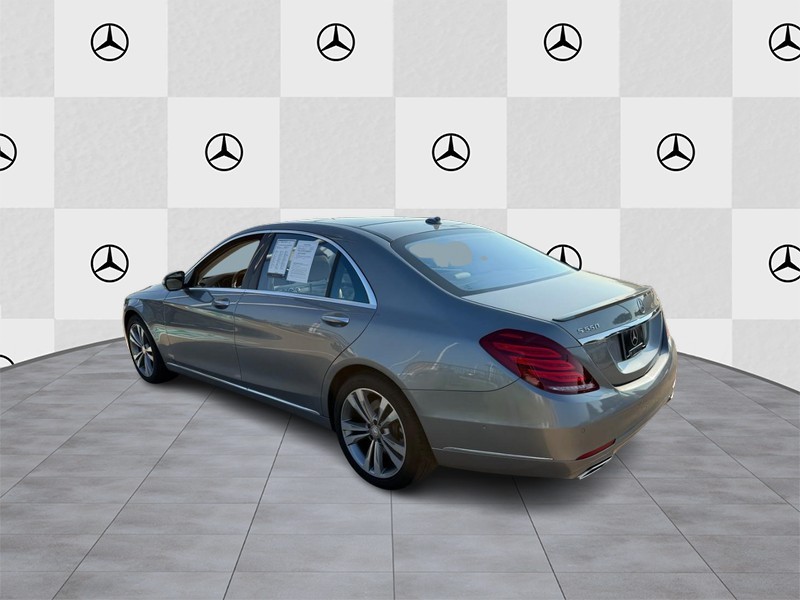 Mercedes-Benz S-Class Vehicle Full-screen Gallery Image 4
