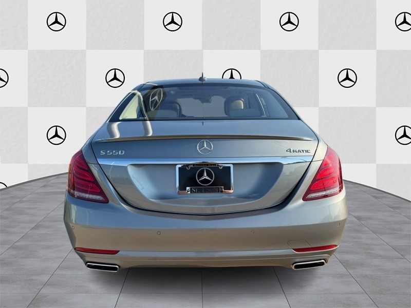 Mercedes-Benz S-Class Vehicle Full-screen Gallery Image 6