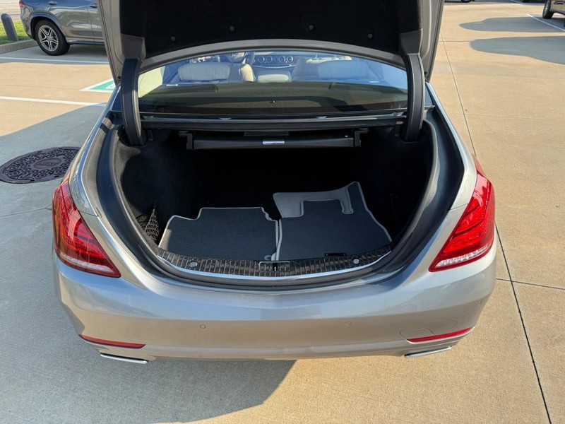 Mercedes-Benz S-Class Vehicle Full-screen Gallery Image 8