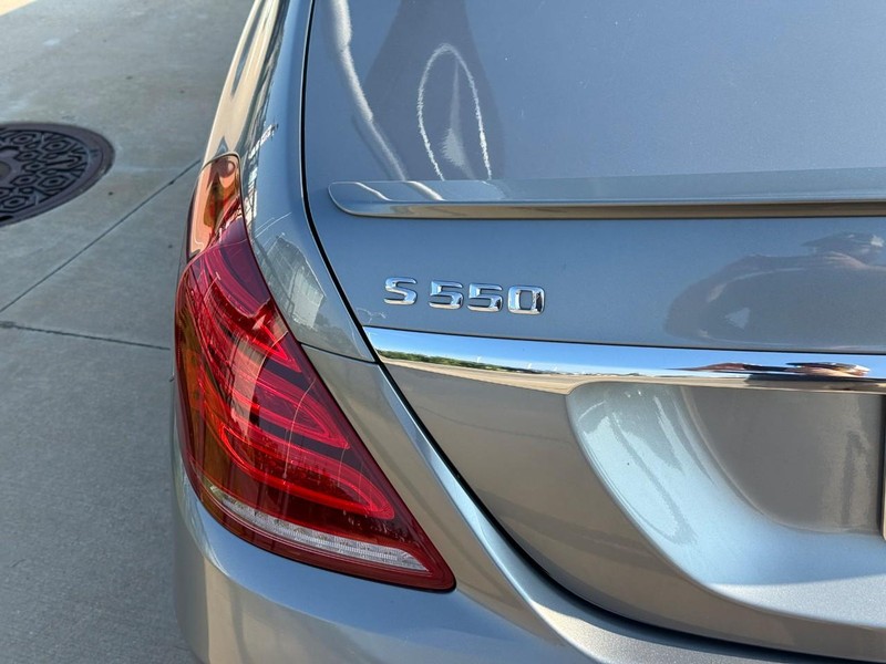 Mercedes-Benz S-Class Vehicle Full-screen Gallery Image 10