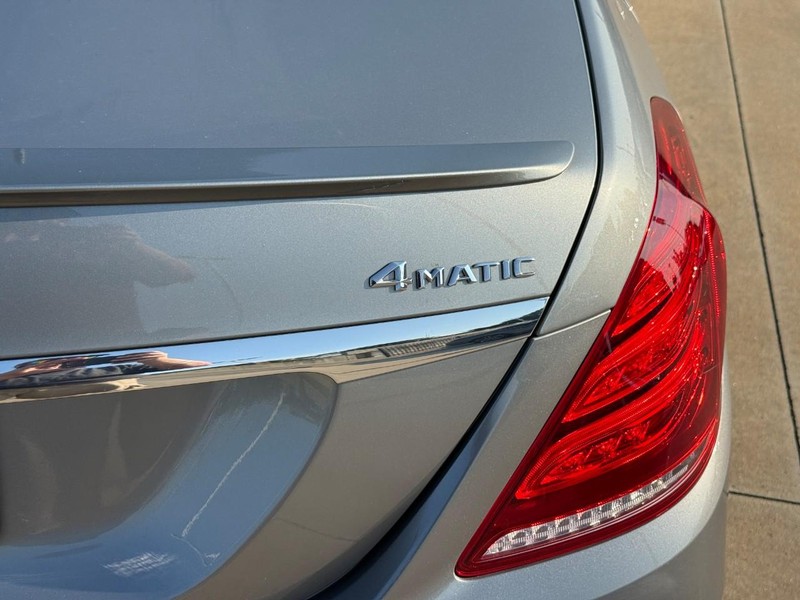 Mercedes-Benz S-Class Vehicle Full-screen Gallery Image 11