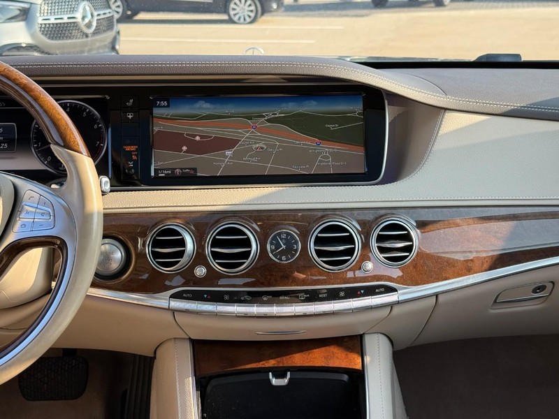 Mercedes-Benz S-Class Vehicle Full-screen Gallery Image 15