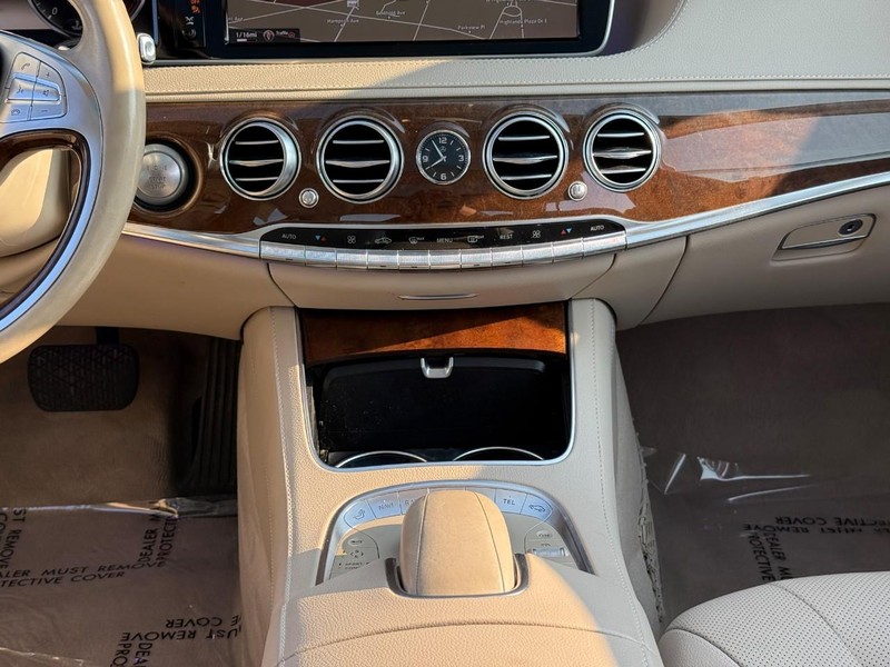 Mercedes-Benz S-Class Vehicle Full-screen Gallery Image 16