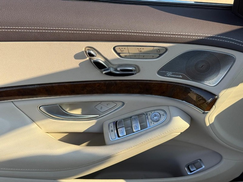 Mercedes-Benz S-Class Vehicle Full-screen Gallery Image 17