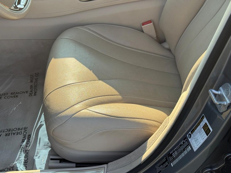 Mercedes-Benz S-Class Vehicle Full-screen Gallery Image 19
