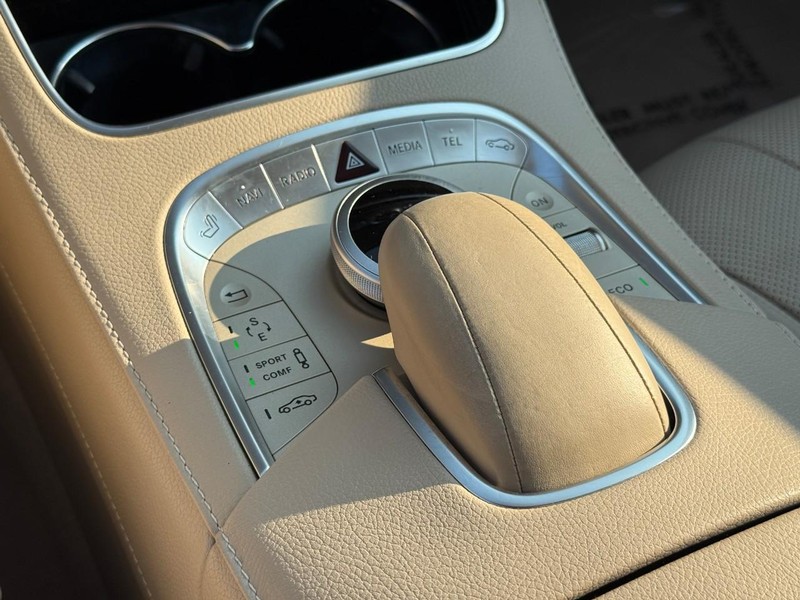 Mercedes-Benz S-Class Vehicle Full-screen Gallery Image 22