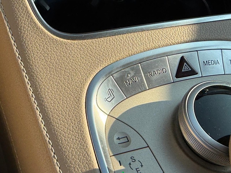Mercedes-Benz S-Class Vehicle Full-screen Gallery Image 23