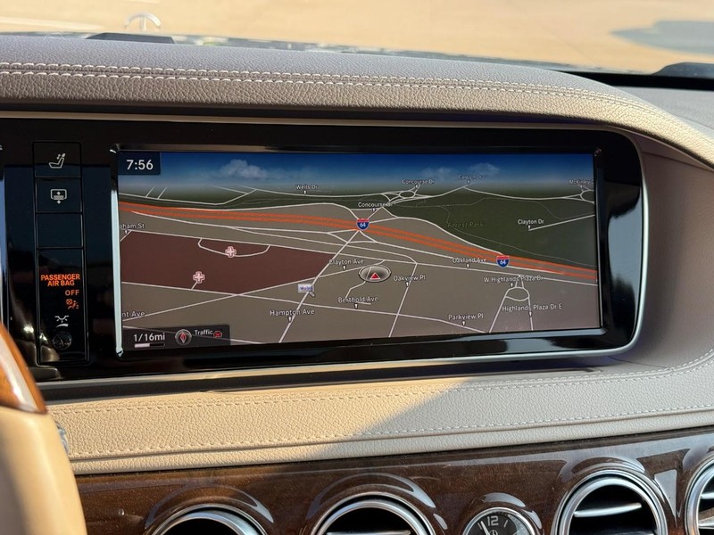 Mercedes-Benz S-Class Vehicle Full-screen Gallery Image 24