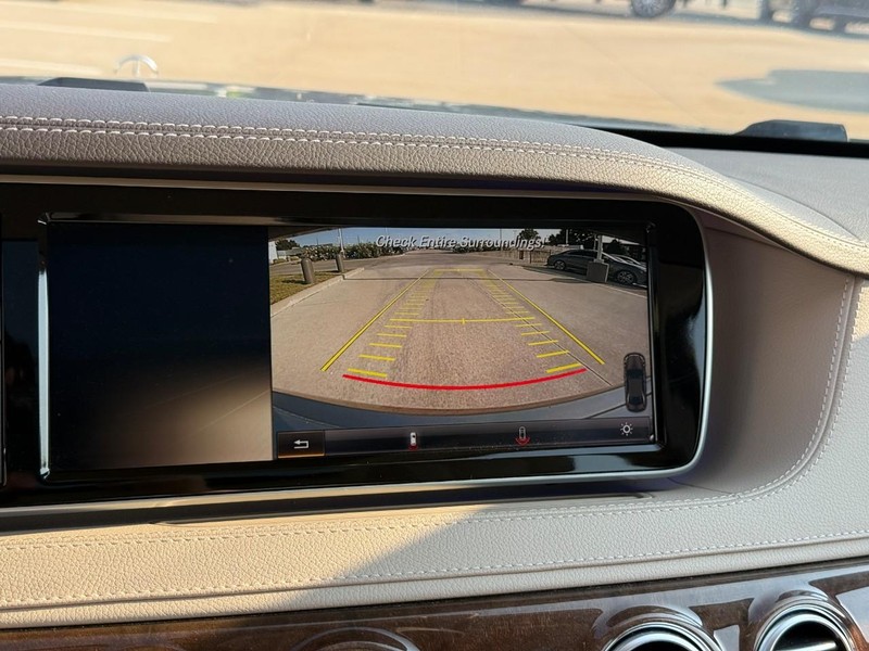 Mercedes-Benz S-Class Vehicle Full-screen Gallery Image 26