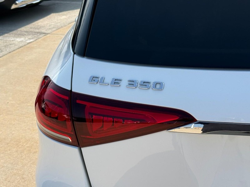 Mercedes-Benz GLE Vehicle Full-screen Gallery Image 10