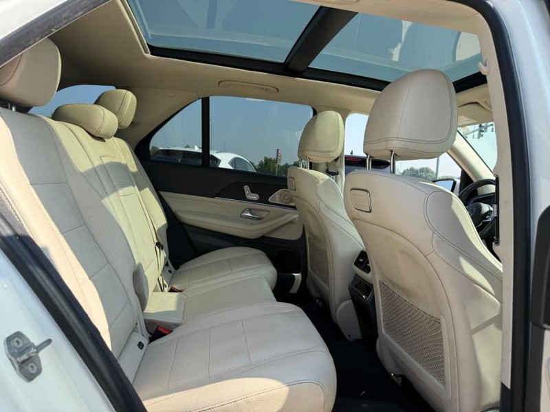 Mercedes-Benz GLE Vehicle Full-screen Gallery Image 12