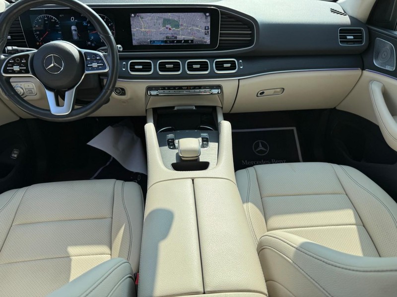 Mercedes-Benz GLE Vehicle Full-screen Gallery Image 13