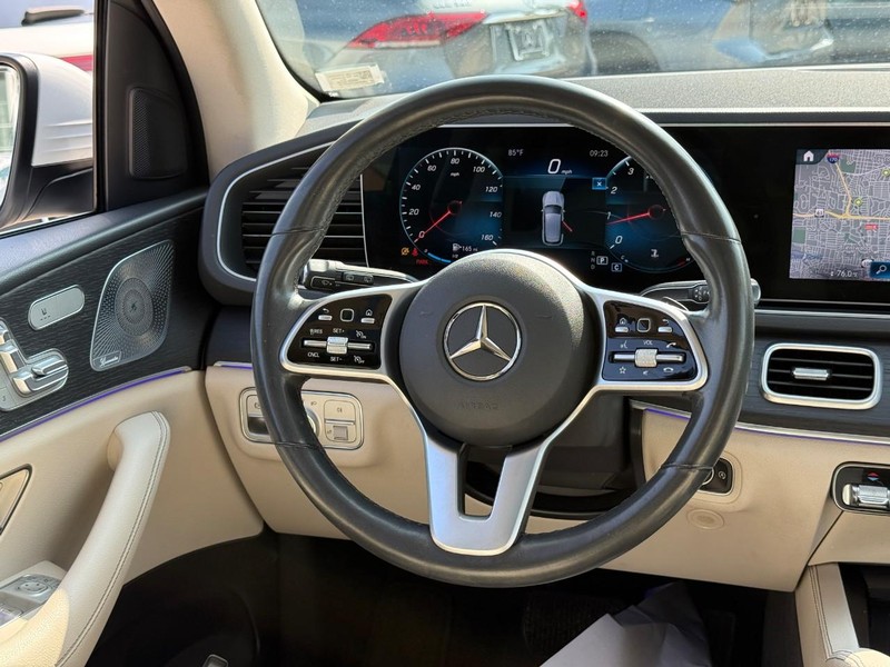 Mercedes-Benz GLE Vehicle Full-screen Gallery Image 14