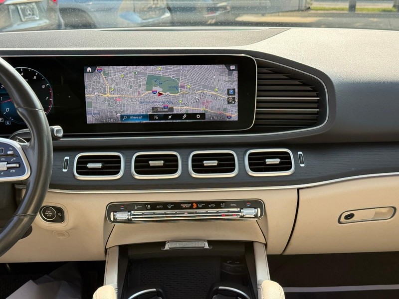 Mercedes-Benz GLE Vehicle Full-screen Gallery Image 15