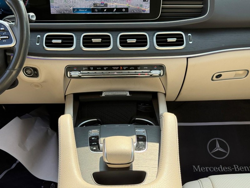 Mercedes-Benz GLE Vehicle Full-screen Gallery Image 16