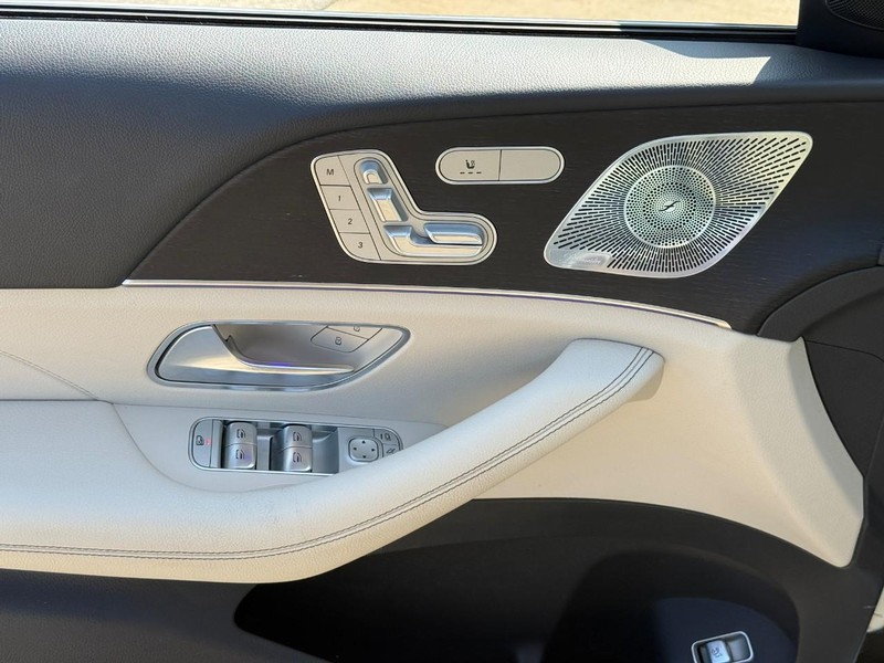 Mercedes-Benz GLE Vehicle Full-screen Gallery Image 18