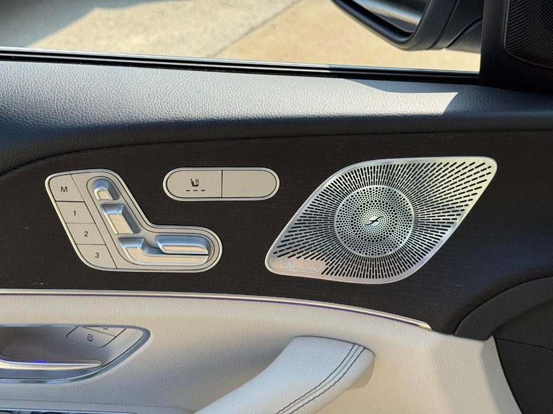 Mercedes-Benz GLE Vehicle Full-screen Gallery Image 19