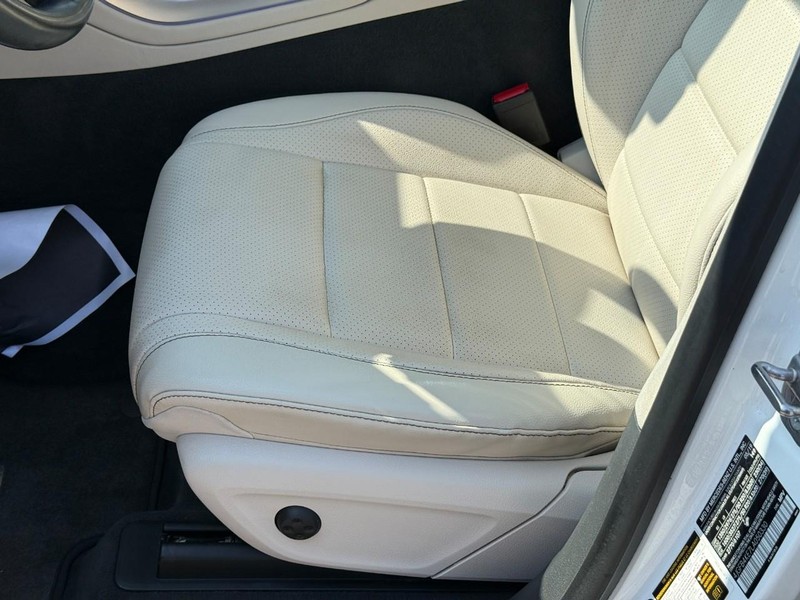 Mercedes-Benz GLE Vehicle Full-screen Gallery Image 20
