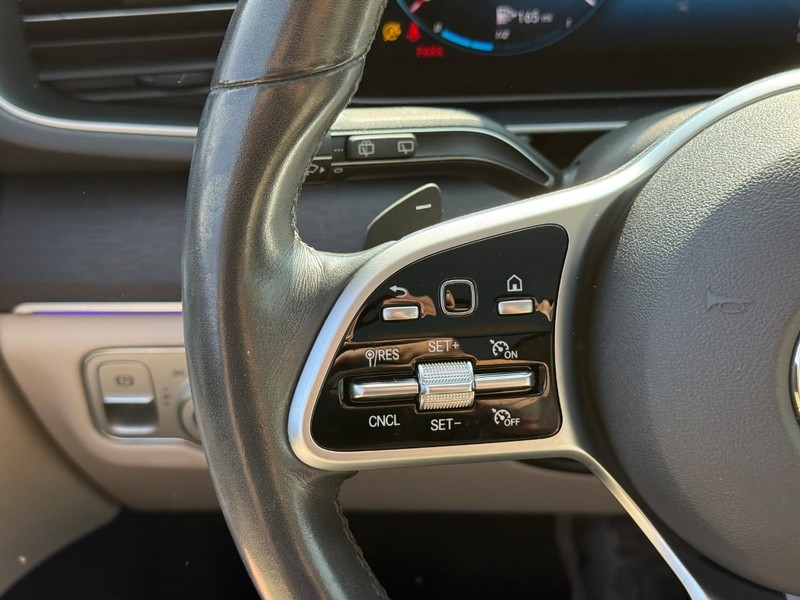 Mercedes-Benz GLE Vehicle Full-screen Gallery Image 21