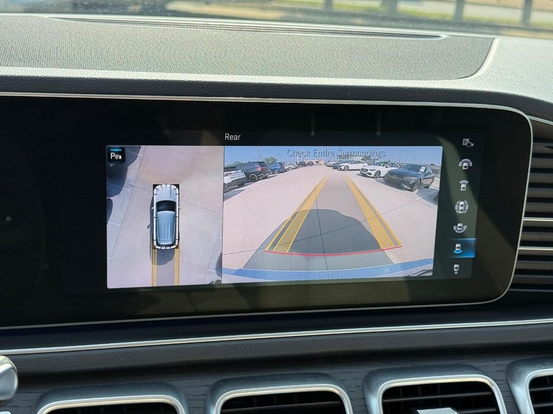 Mercedes-Benz GLE Vehicle Full-screen Gallery Image 23